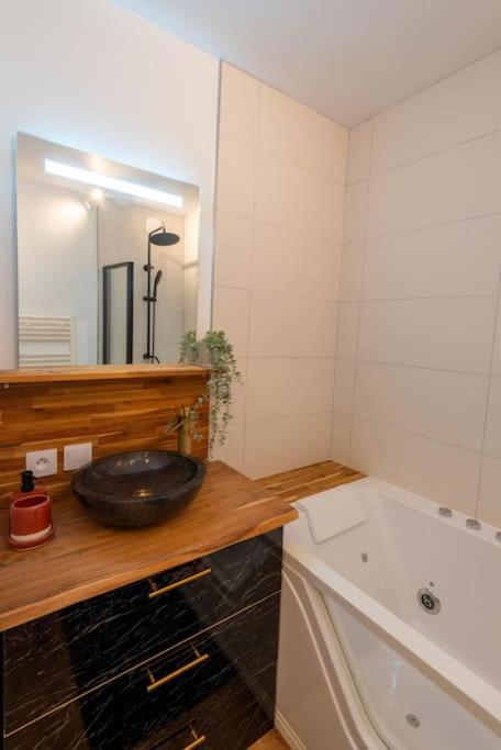 Balneo & Sauna, Sejour Detente Aux Teinturiers - Metro Charpennes - Garage Villeurbanne Esterno foto